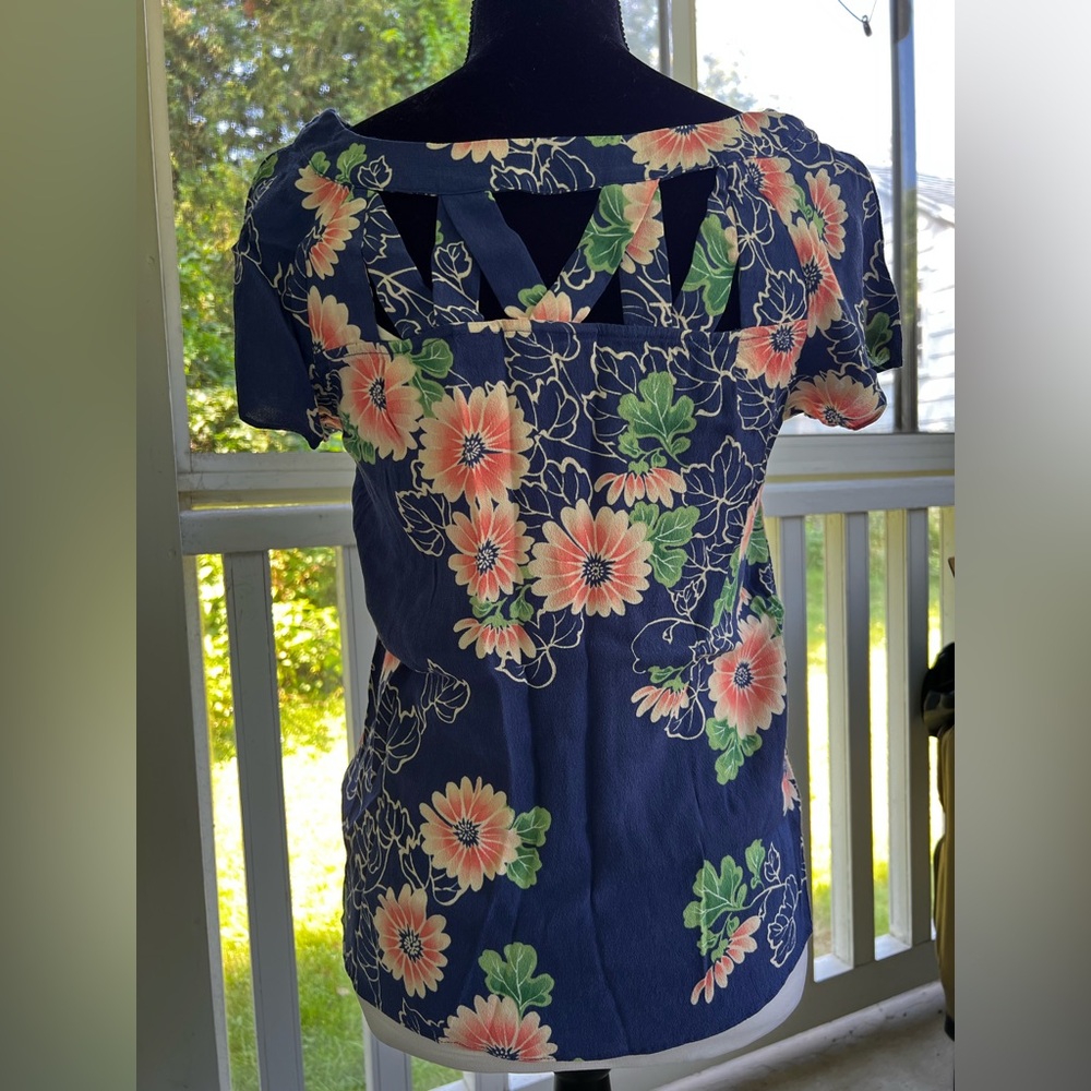 Maeve Anthropologie Floral Blouse with V-Neck lattice design and Short Sleeves - Picture 3 of 7